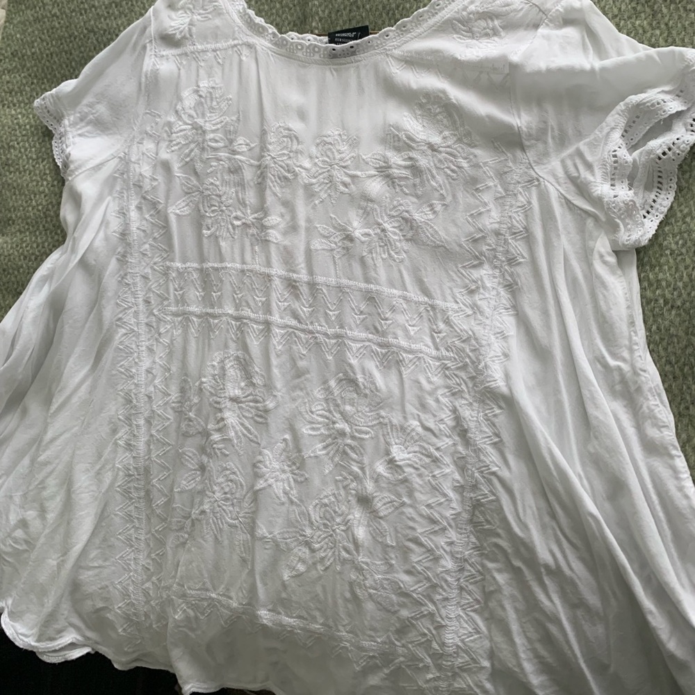 Cute torrid embroidered Flowy shit size 0